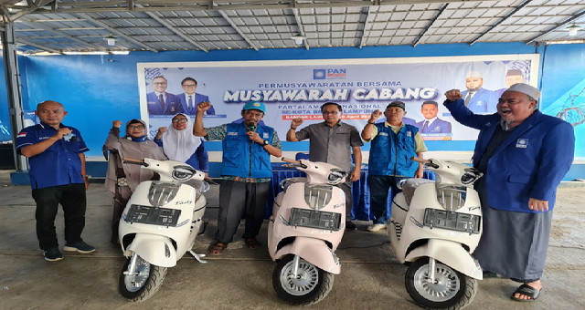 Read more about the article Tiga Ketua DPC PAN Bandar Lampung Dapat Hadiah Sepeda Motor dari Putri Zulhas