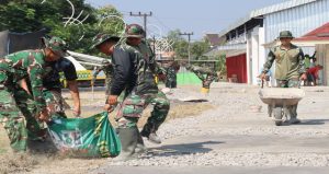 Read more about the article Wujudkan Fasum Nyaman: Satgas TMMD 129 Bojonegoro Bersih-Bersih Kawasan Rest Area Terpadu