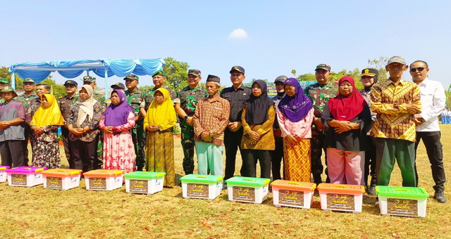 You are currently viewing Penutupan TMMD ke-129 di Kesongo Bojonegoro Diwarnai Aksi Sosial Sembako