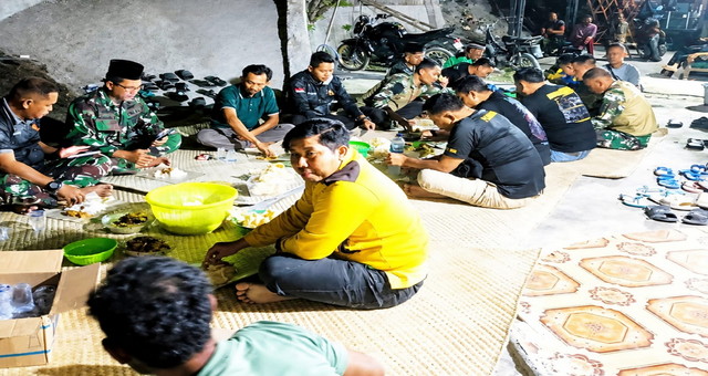 You are currently viewing Kemanunggalan TNI-Rakyat: Warga Kesongo Gelar Makan Bersama Rayakan Kesuksesan TMMD 129 Bojonegoro