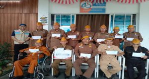 Read more about the article Semarak Kemerdekaan, YBM PLN UPT TKR dan LKS Apik Mandiri Beri Tali Asih untuk 15 Veteran