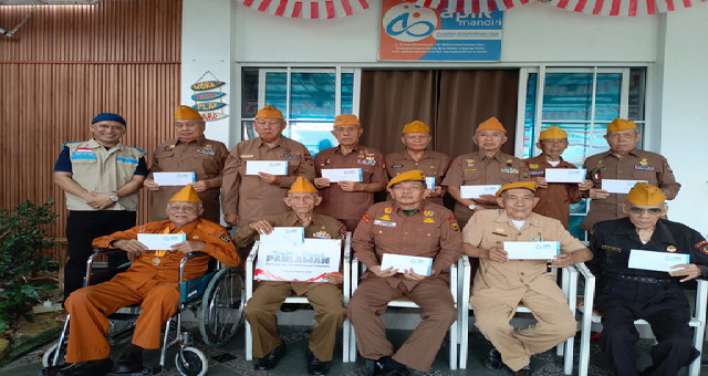 Read more about the article Semarak Kemerdekaan, YBM PLN UPT TKR dan LKS Apik Mandiri Beri Tali Asih untuk 15 Veteran