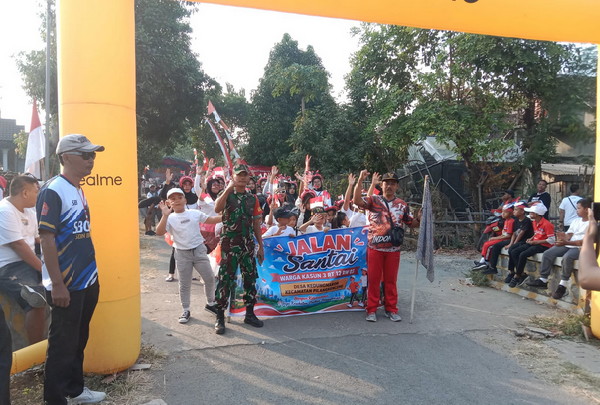 Read more about the article Langkah Sehat Semangat Kemerdekaan, Babinsa Kawal Jalan Santai Warga Kedungmaron