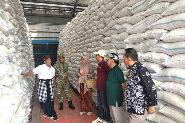 Read more about the article TNI-Polri dan Pemda Trenggalek Pantau Harga Bahan Pokok di Pasar
