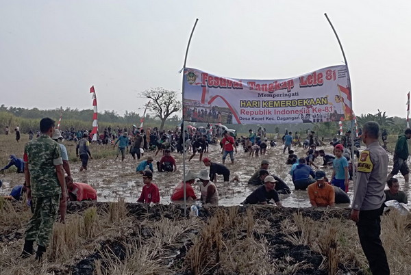Read more about the article Festival Tangkap Lele Meriahkan HUT Ke-81 RI, Babinsa Dagangan Hadir Dampingi Warga di Persawahan