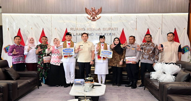 You are currently viewing Bupati Egi Hadiahi Umrah Dua Paskibraka Nasional Asal Lampung Selatan