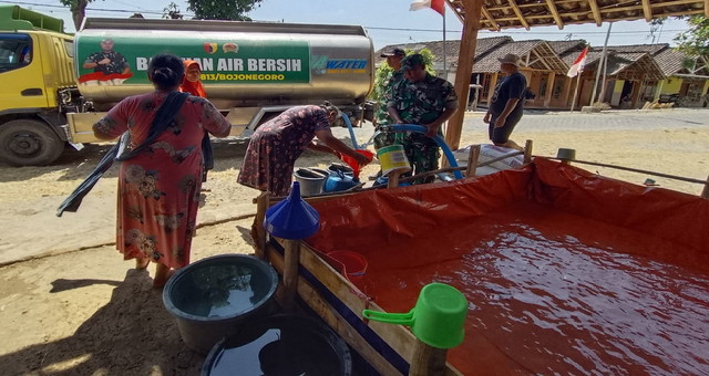 Read more about the article Kodim Bojonegoro Salurkan Ribuan Liter Air Bersih