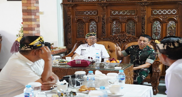 Read more about the article HUT Ke-79 Korem 043/Gatam, Danrem  Silaturahmi dengan Sesepuh dan Keluarga  Prajurit