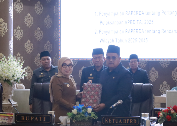 You are currently viewing Bupati Way Kanan Sampaikan Tiga Raperda Strategis dalam Rapat Paripurna DPRD
