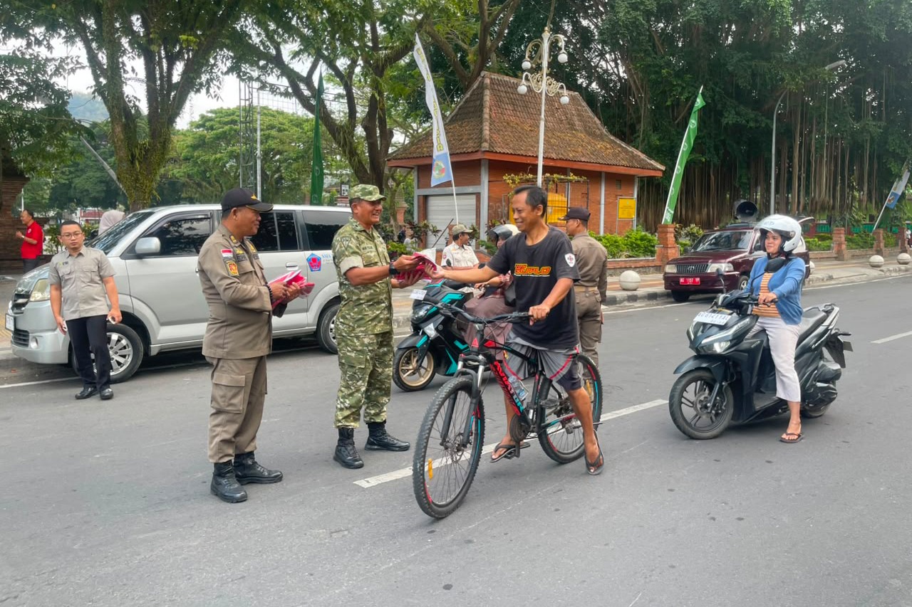 You are currently viewing Forkopimda Trenggalek Bagikan Bendera Merah Putih Sambut HUT RI ke-81