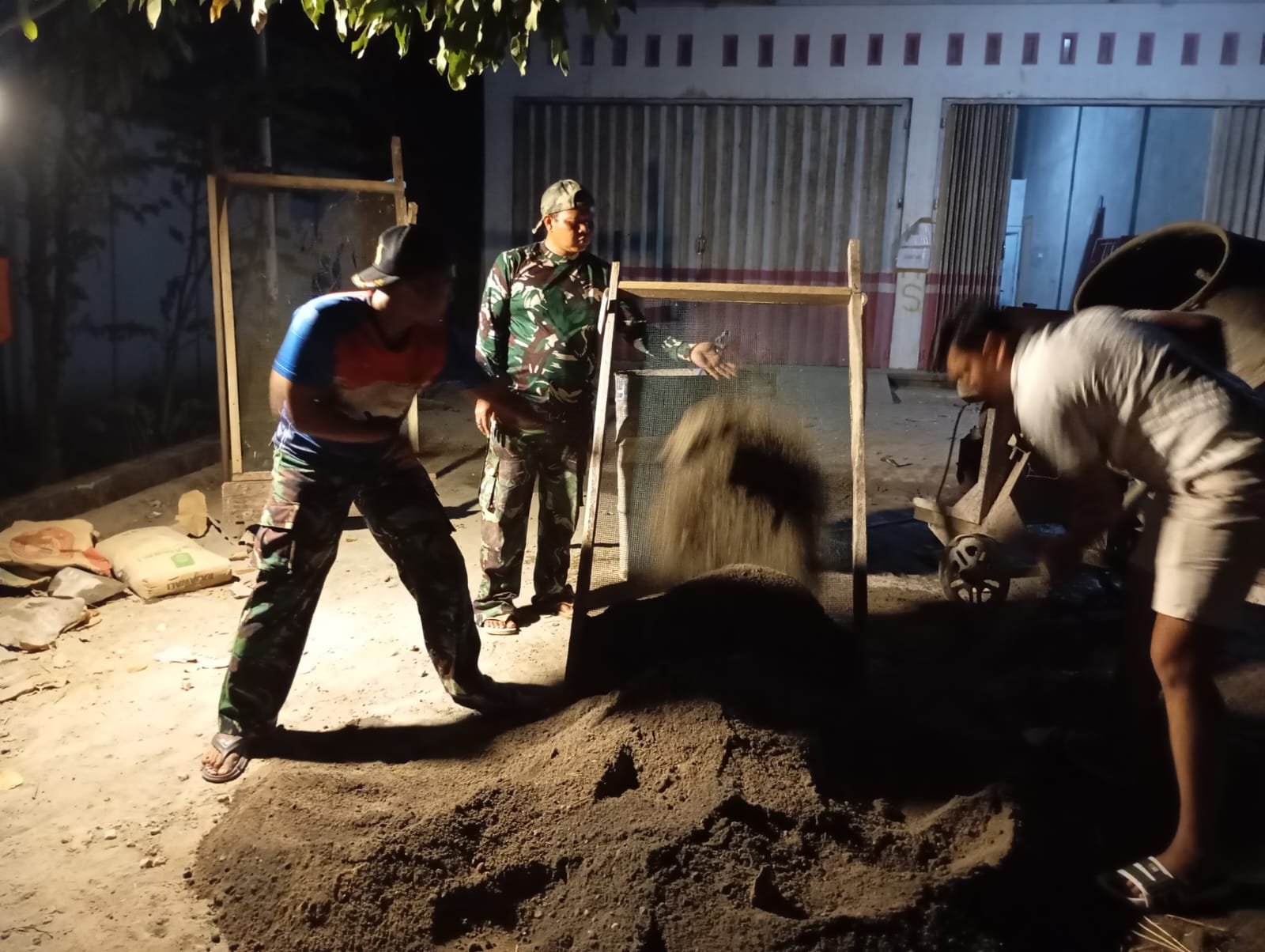 You are currently viewing Kejar Target, Talud Dilembur TNI dan Warga Bulu Lor Hingga Malam Hari