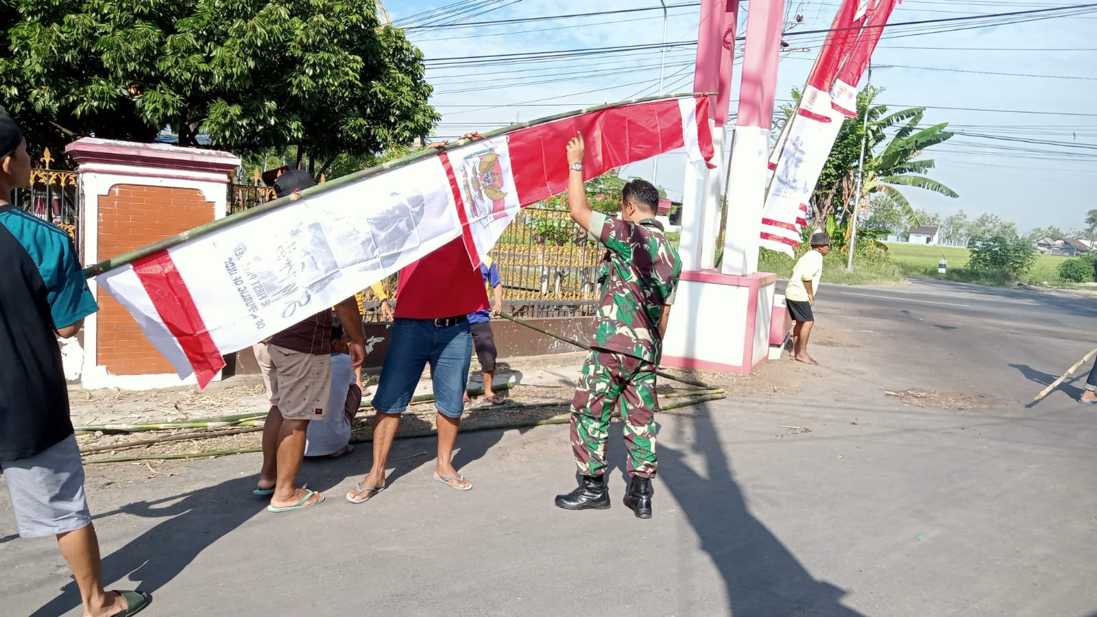 Read more about the article Merah Putih Mulai Berkibar, Babinsa dan Warga Sangen Sambut HUT Ke-81 RI dengan Semangat Gotong Royong