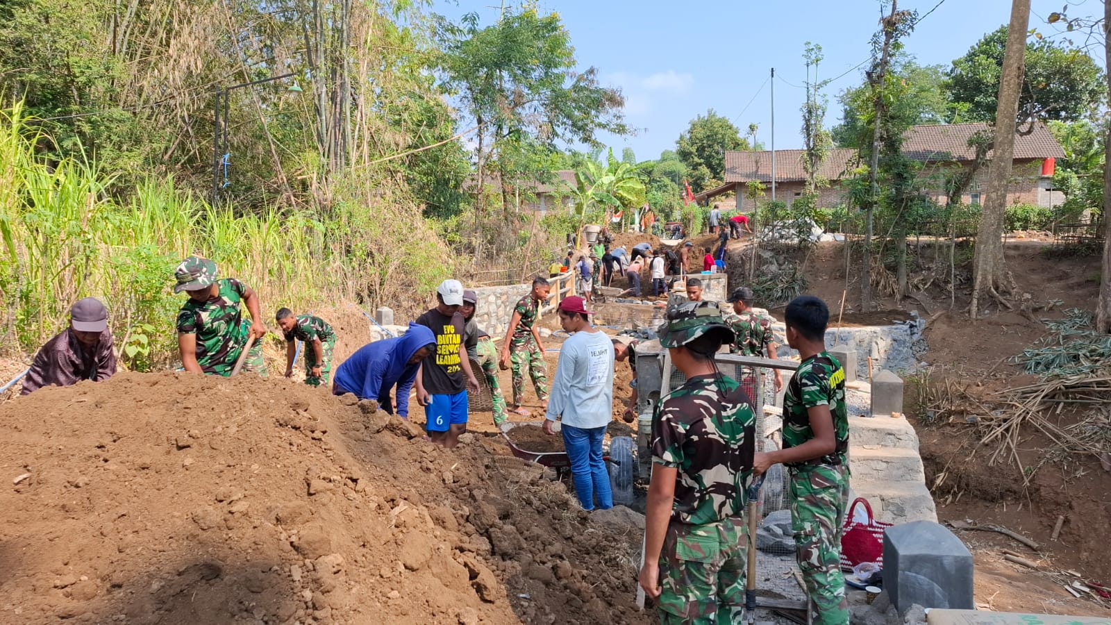 Read more about the article Semangat Kebersamaan Warnai Setiap Pembangunan Sasaran Fisik TMMD KE-129