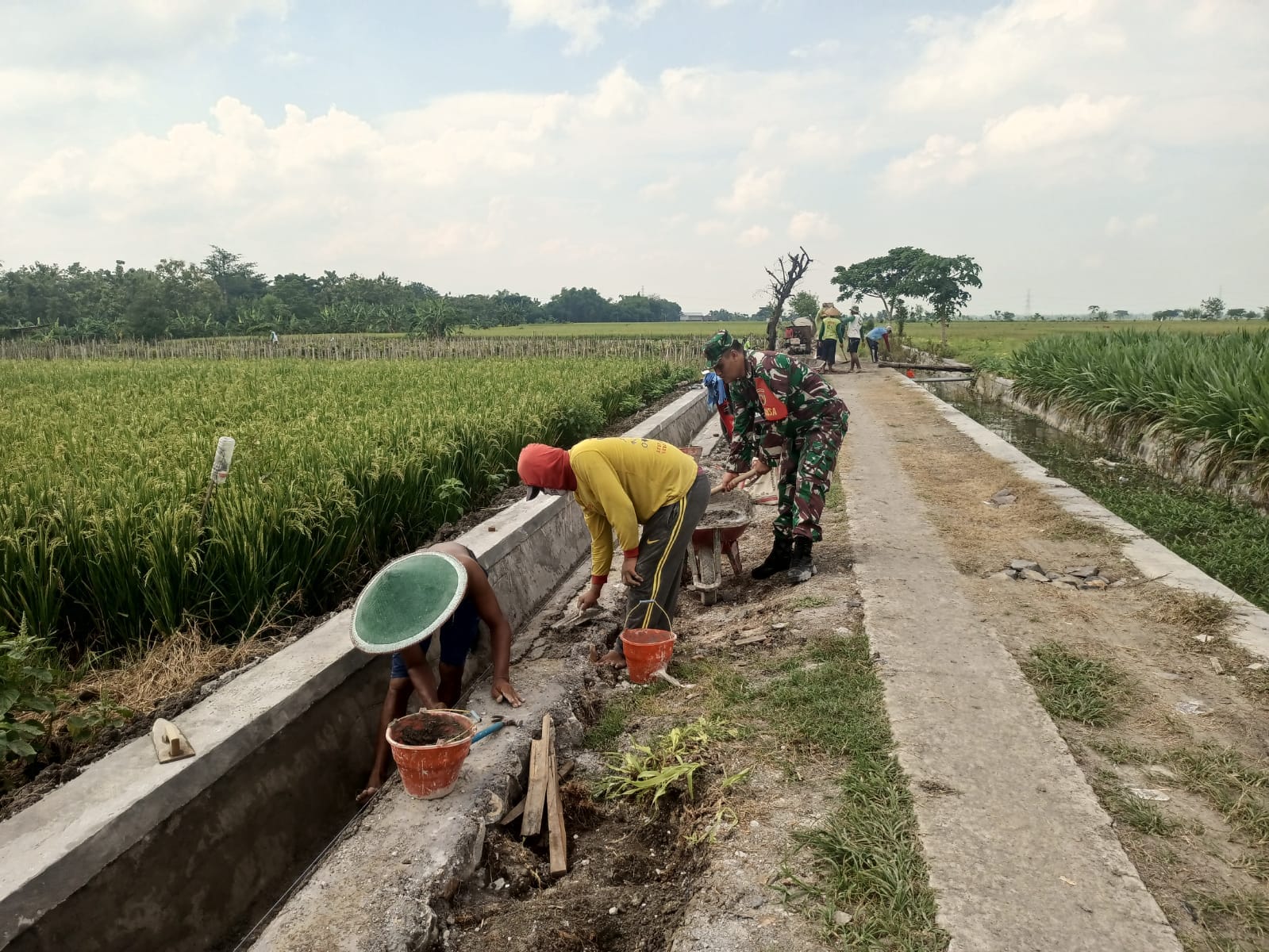 You are currently viewing Drainase Dibangun, Harapan Petani Kenongorejo Mengalir Bersama Semangat Gotong Royong