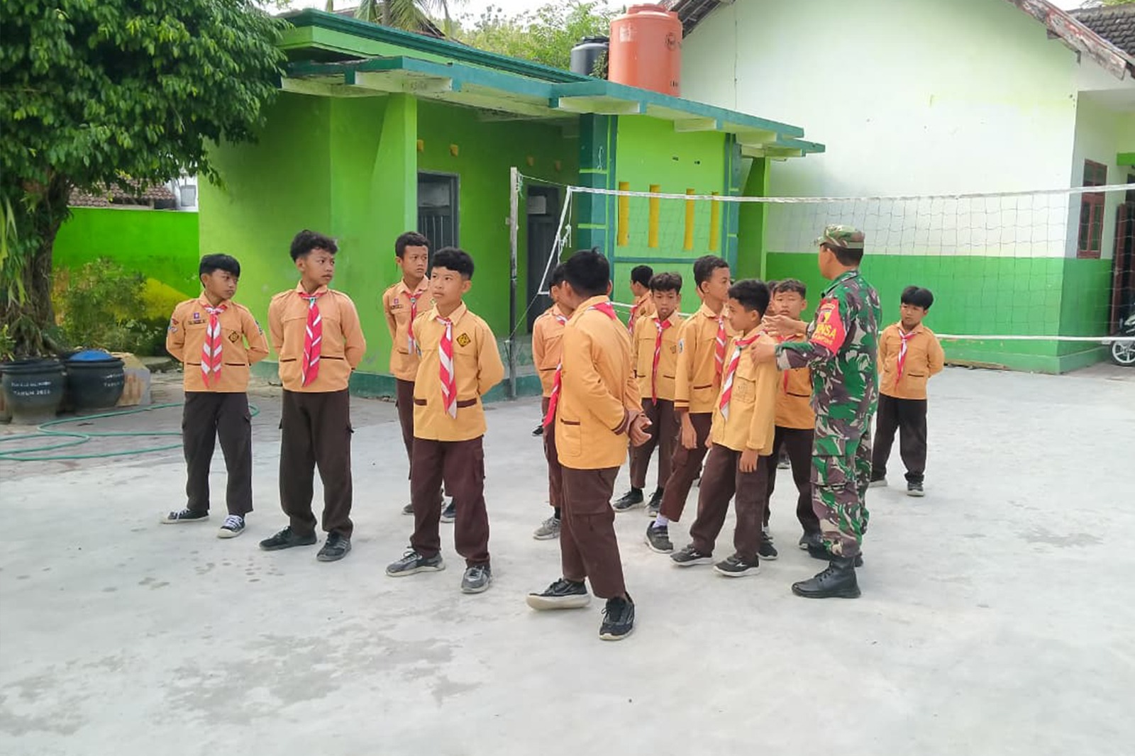 You are currently viewing Babinsa Latih PBB Siswa SD, Tanamkan Disiplin Sejak Dini