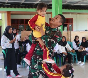 Read more about the article Senyum Polos Anak-Anak Kesongo, dan Sentuhan Hangat Anggota Satgas di Sela TMMD 129 Bojonegoro