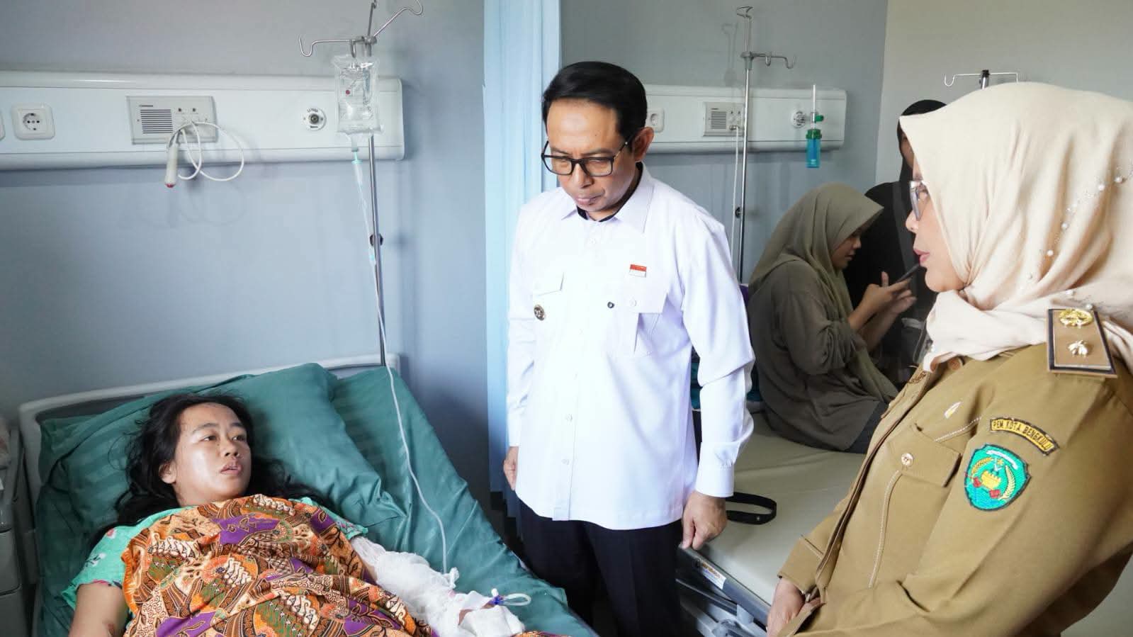 You are currently viewing ‎Jenguk Korban Kebakaran Jenggalu, Walikota Bengkulu Serahkan Bantuan