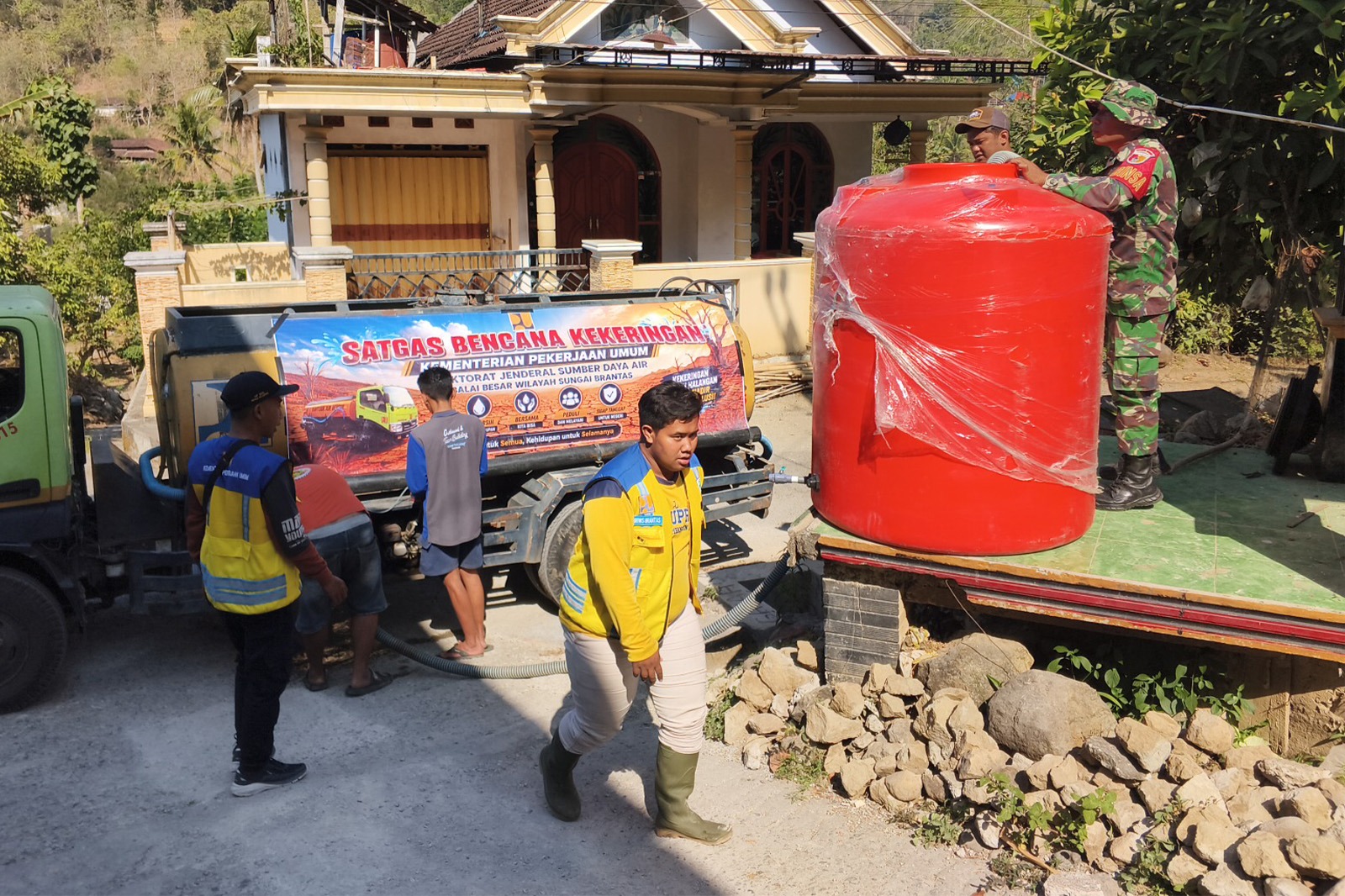 Read more about the article TNI-BPBD Salurkan 8.000 Liter Air Bersih untuk Warga Duren