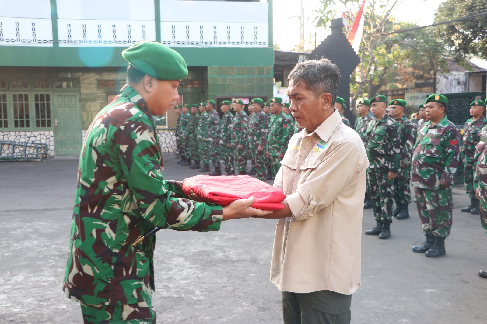 Read more about the article Jelang HUT ke-81 RI, Dandim Tulungagung Berangkatkan Kirab Gelora Merah Putih Puncak Secang 2026