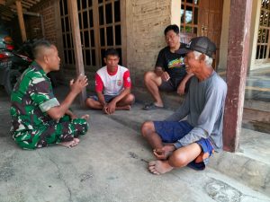 Read more about the article Komsos, Upaya Babinsa Kodim Ponorogo Terus Dekat Dengan Warga