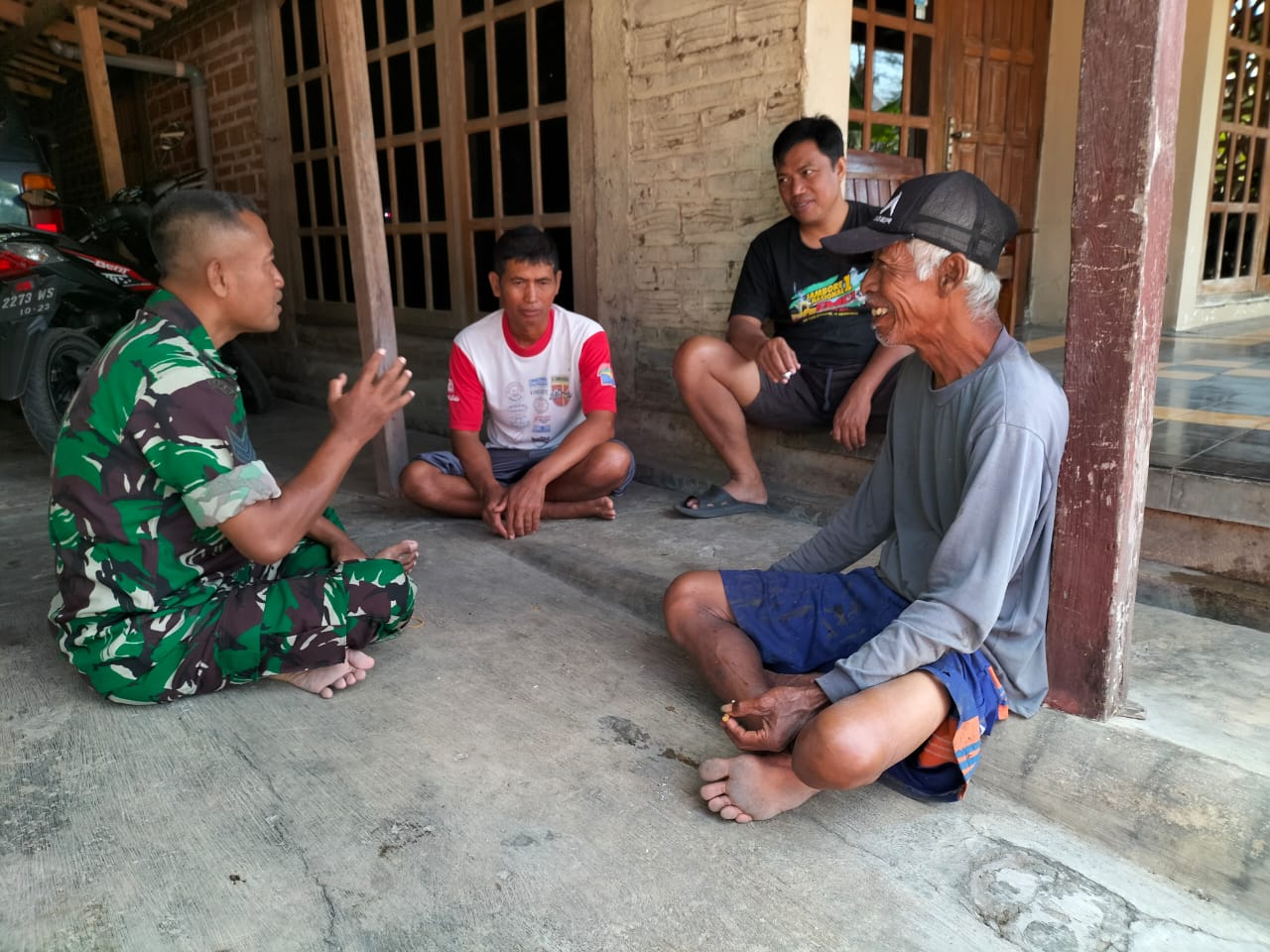 Read more about the article Komsos, Upaya Babinsa Kodim Ponorogo Terus Dekat Dengan Warga