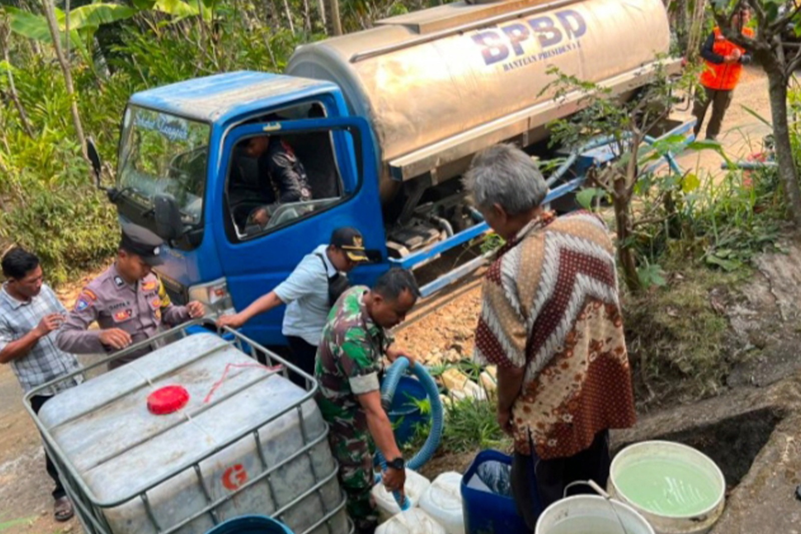 Read more about the article TNI-Polri dan Pemda Salurkan 6.000 Liter Air Bersih ke Warga Dongko