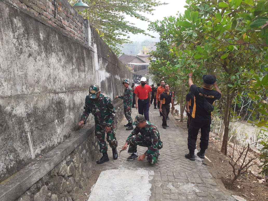 Read more about the article Sinergi TNI, Polri dan Masyarakat Ponorogo Dalam Kerja Bakti Pembersihan Lingkungan