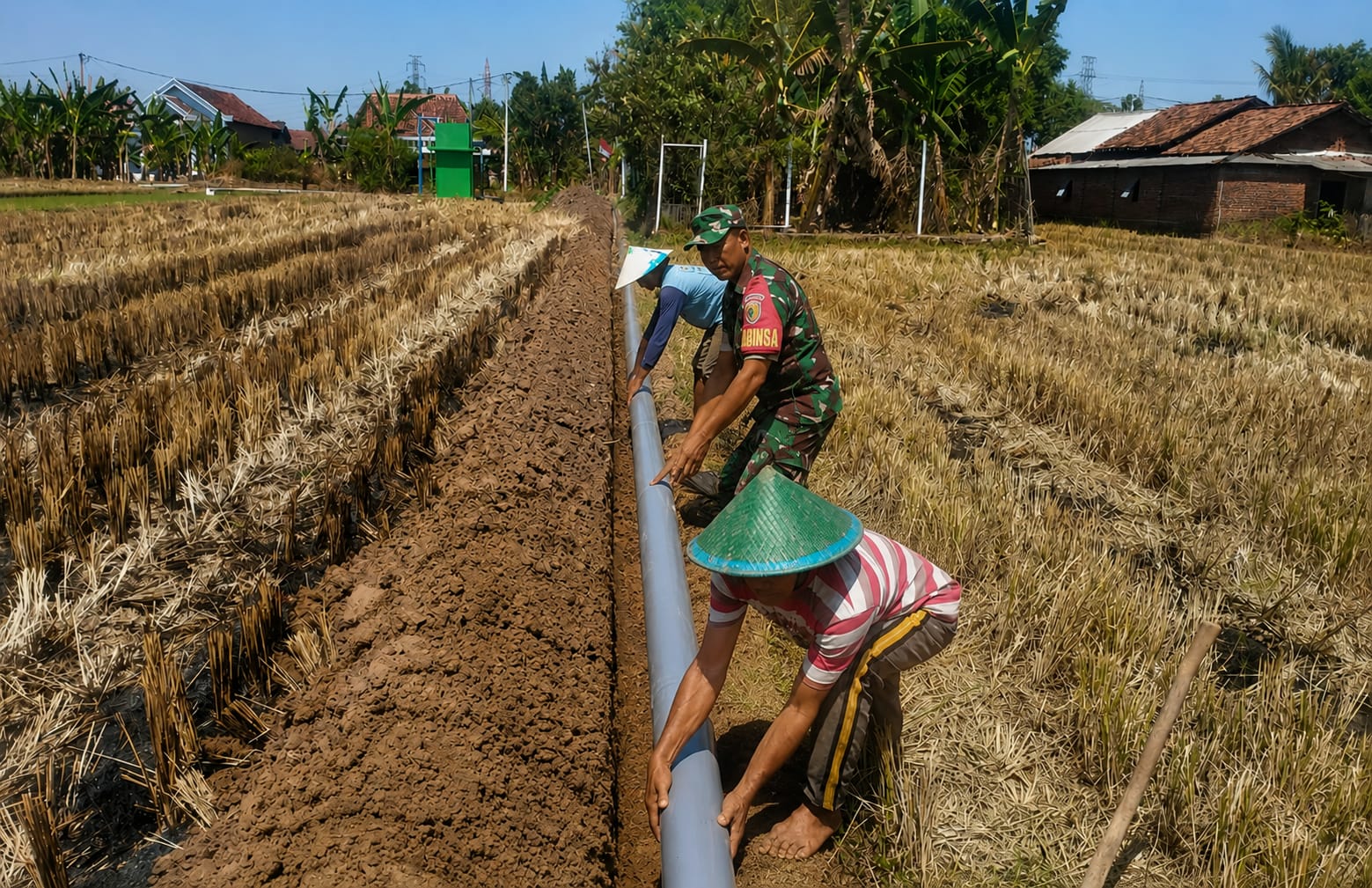 Read more about the article Kemarau Panjang, Babinsa Bantu Petani Penuhi Pasokan Air