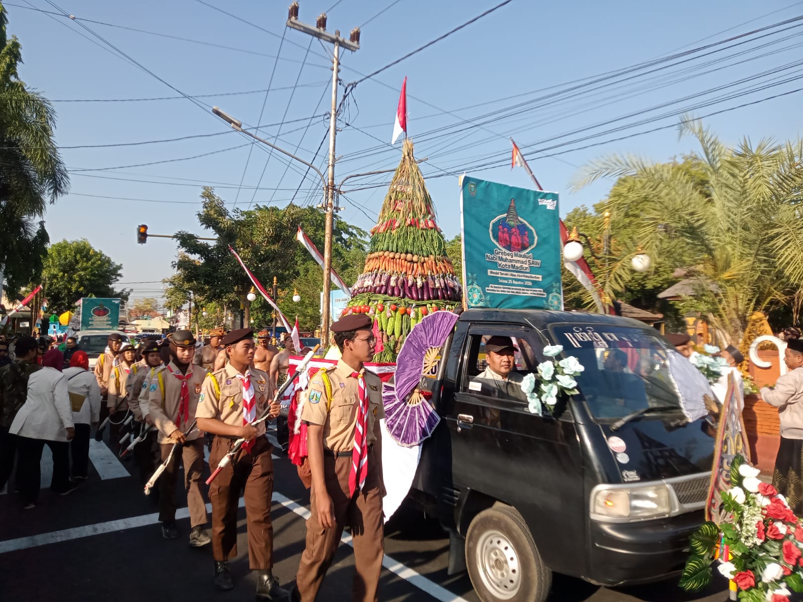 Read more about the article Kirab Gunungan Jaler Estri Semarakkan Maulid Nabi, Babinsa Taman Pastikan Kegiatan Berjalan Aman
