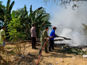Read more about the article Api Lahap Tumpukan Sampah dan Rumpun Bambu, Babinsa Bersama Damkar Berjibaku Jinakkan Api