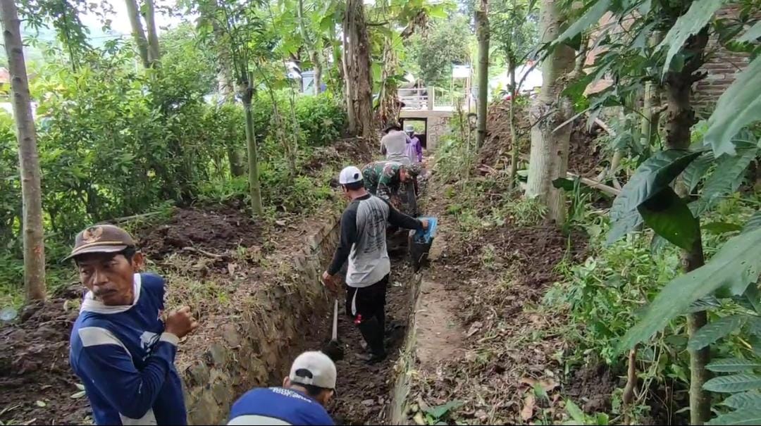 Read more about the article Perkuat Ketahanan Pangan, Babinsa dan Petani Desa Sukoharjo Gotong Royong Bersihkan Irigasi