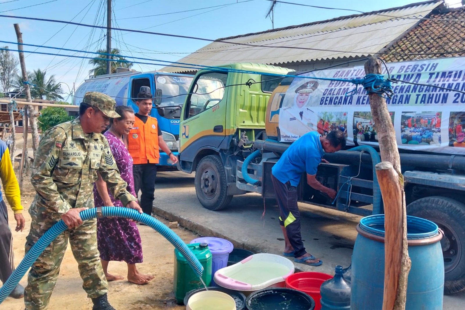 Read more about the article TNI-Polri dan BPBD Salurkan 24.000 Liter Air Bersih ke Warga Panggul