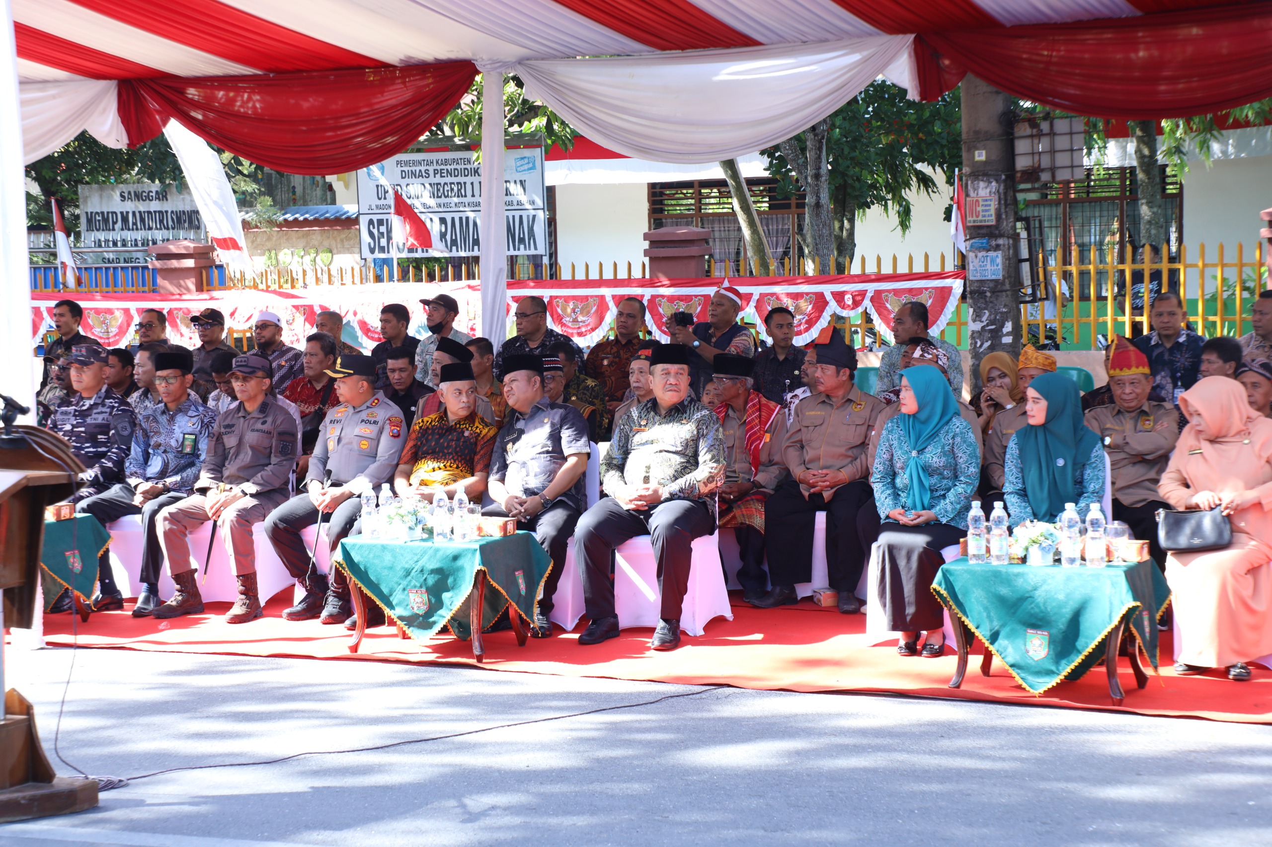 Read more about the article BUPATI ASAHAN PIMPIN GERAKAN PEMBAGIAN BENDERA MERAH PUTIH