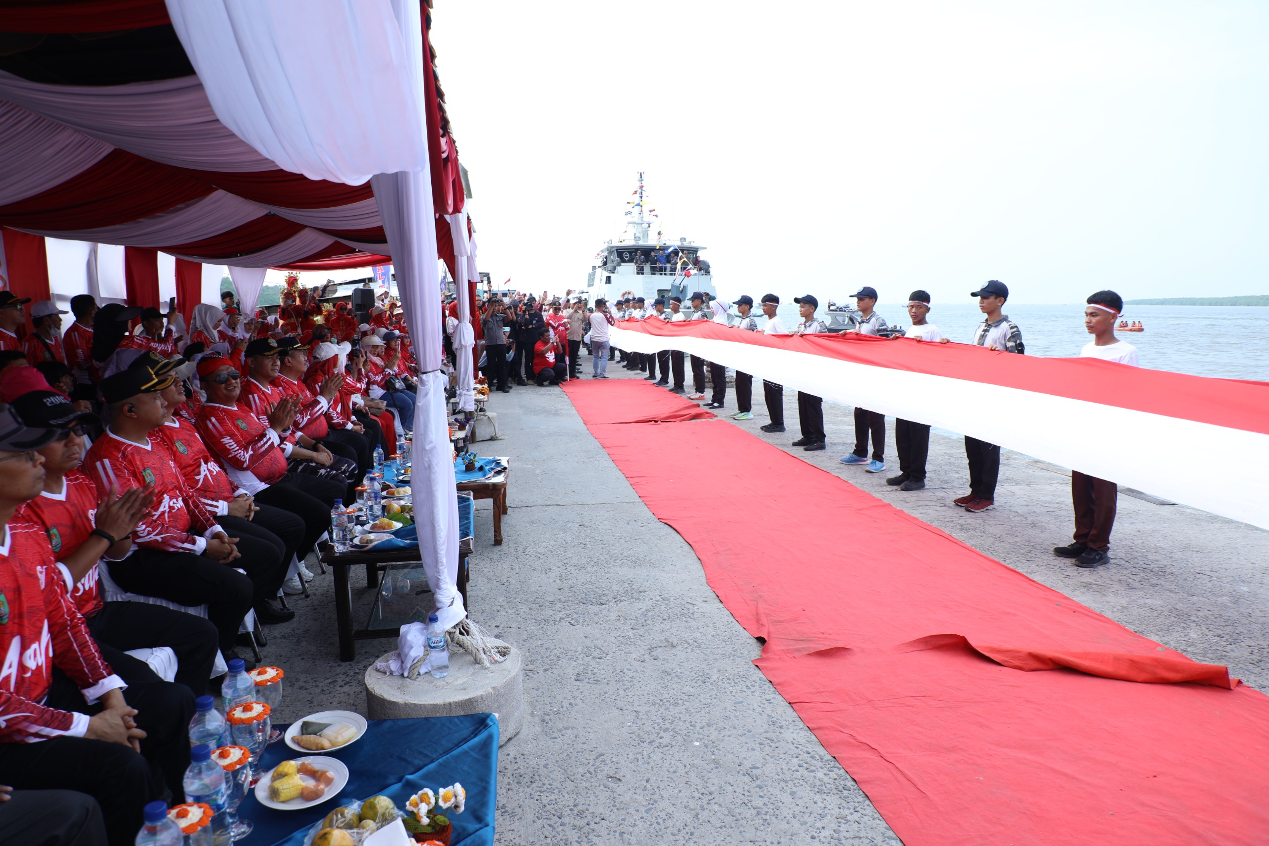 Read more about the article BUPATI ASAHAN KIBARKAN BENDERA MERAH PUTIH RAKSASA DI MUARA SELAT MALAKA