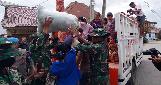 Read more about the article Antisipasi Erupsi Sinabung, Kodam I/BB Bantu Warga Kuta Tenggah Mengungsi