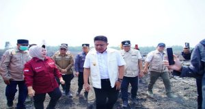 Read more about the article Bupati Muba Dampingi Gubernur Sumsel Tinjau Karhutla