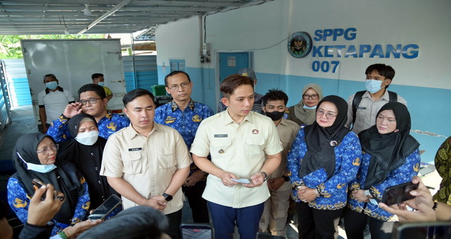 Read more about the article Usai Jenguk Siswi MI Ma’arif, Bupati Egi Minta BGN Suspend SPPG Tak  Standar