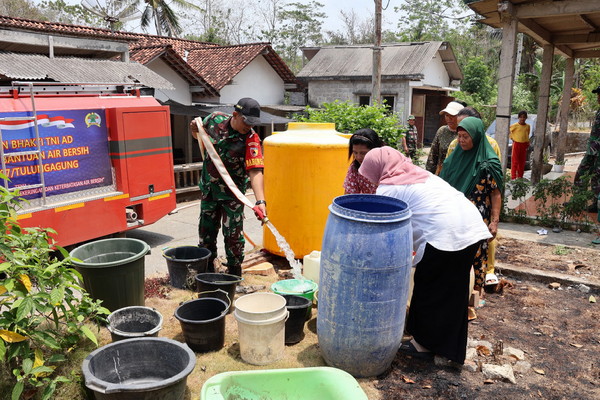 Read more about the article Kesulitan Air Bersih, Kodim Tulungagung Salurkan Bantuan ke Warga Kresikan dan Pakisrejo