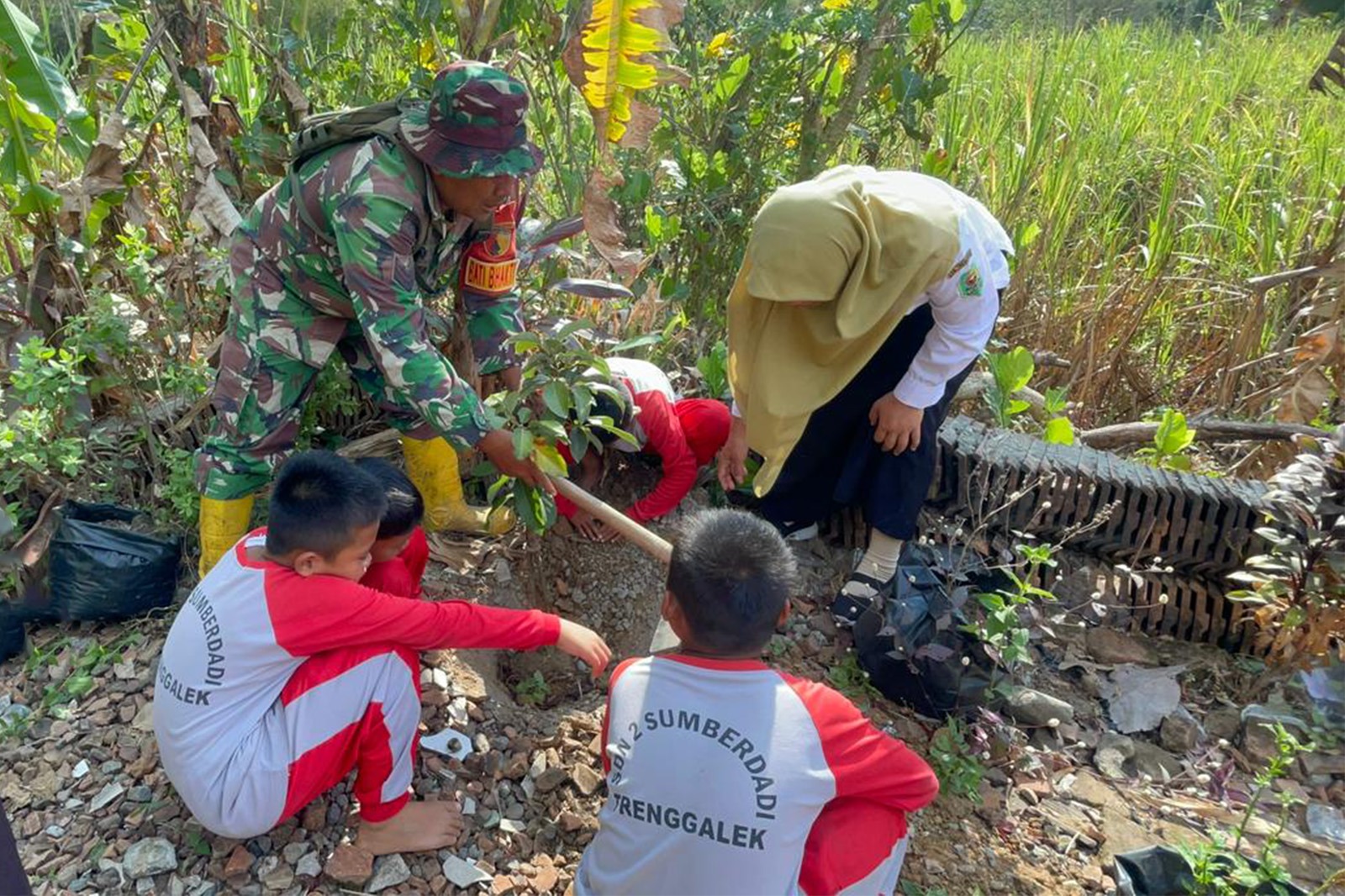 Read more about the article HUT ke-81 TNI, Kodim 0806/Trenggalek Ajak Pelajar Tanam Pohon
