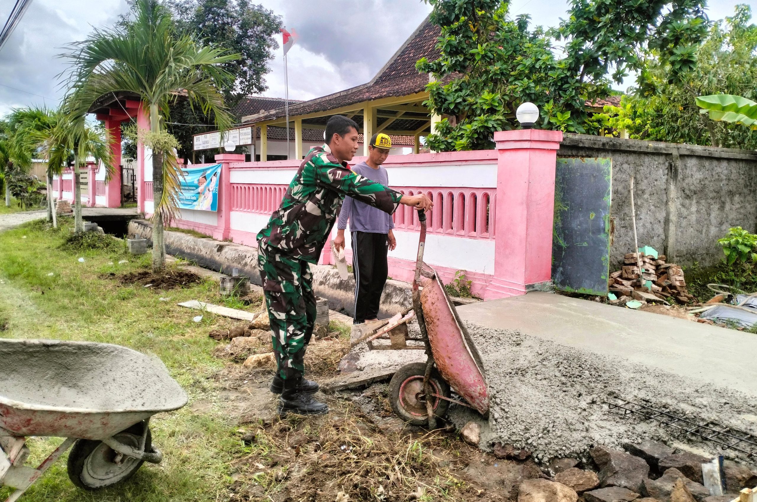 Read more about the article Babinsa dan Warga Kepet Gotong Royong, Buka Akses Menuju Lahan KWT Mekar Sari