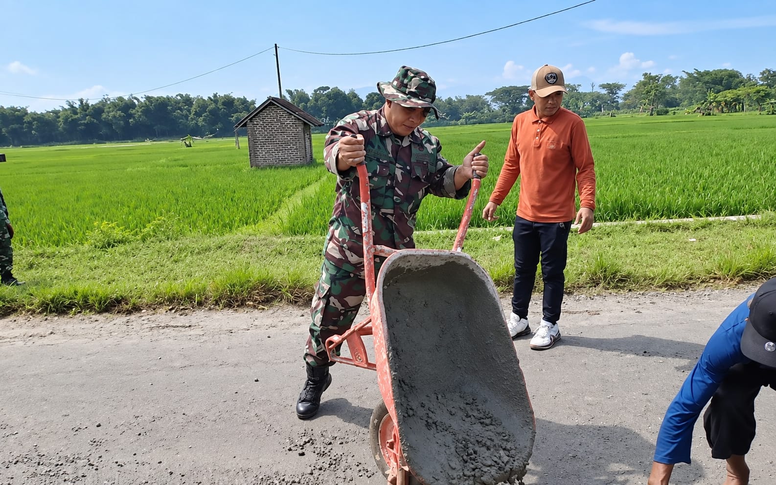 Read more about the article Tak Sekadar Bertugas, Babinsa Jogodayuh Turun Tangan Perbaiki Jalan Desa