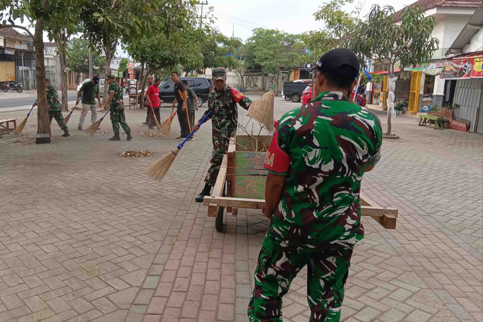 Read more about the article HUT ke-81 TNI, Koramil 0806/Karangan dan Lintas Sektor Bersihkan Pasar