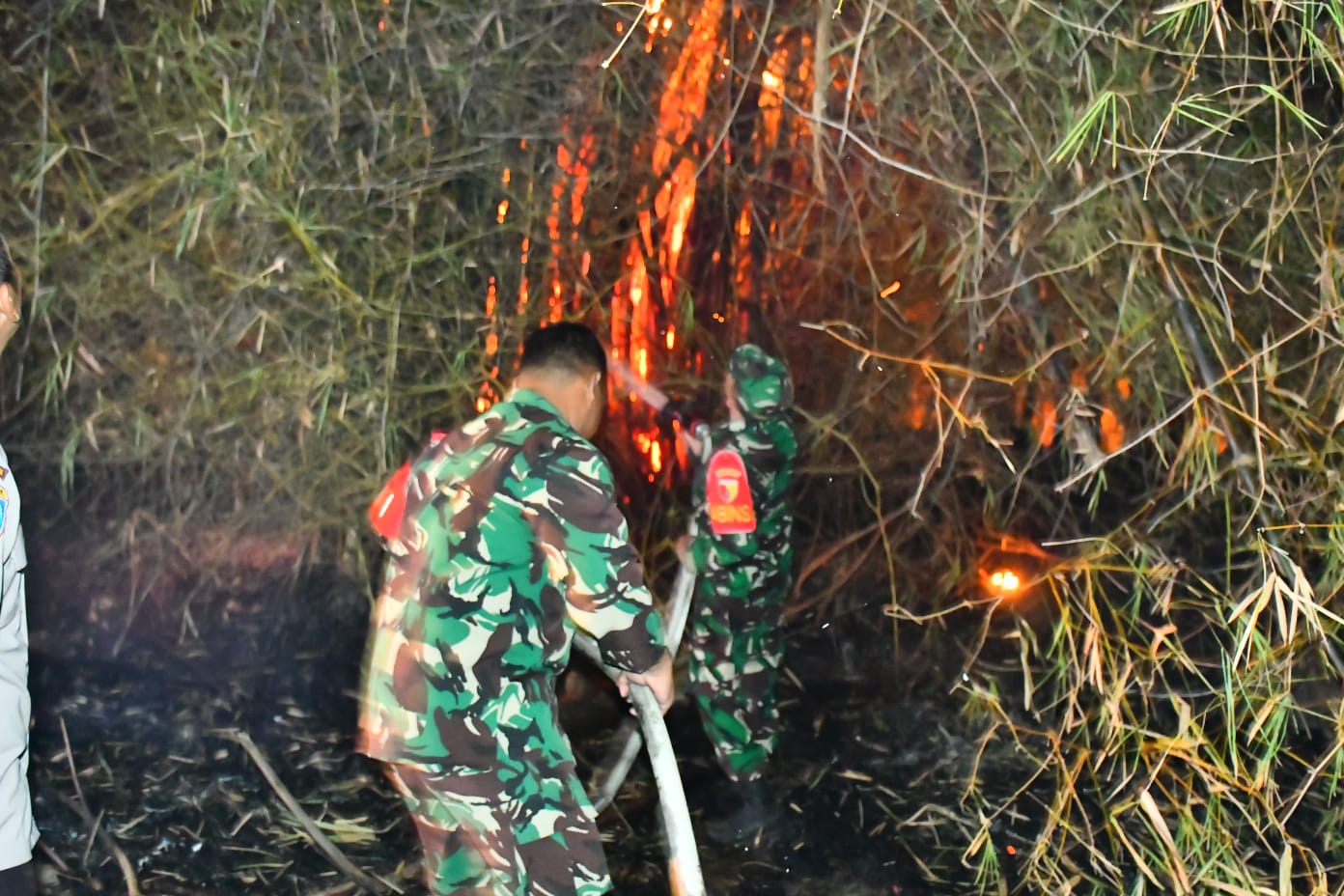 Read more about the article Kendaraan Pemadam Kebakaran Kodim 0803/Madiun Dikerahkan, Babinsa dan Warga Sigap Jinakkan Api di Josenan