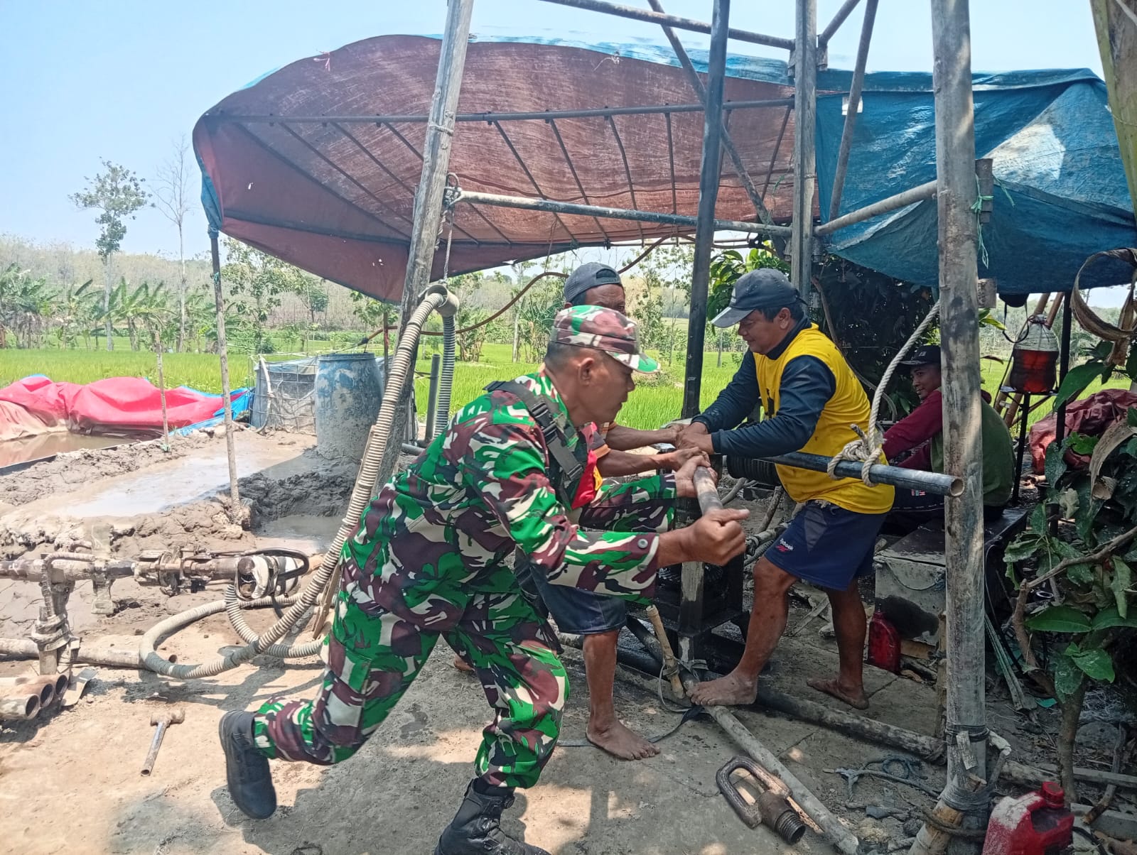 Read more about the article Babinsa Joho Kawal Pembangunan Irigasi, Bantu Petani Hadapi Musim Kemarau