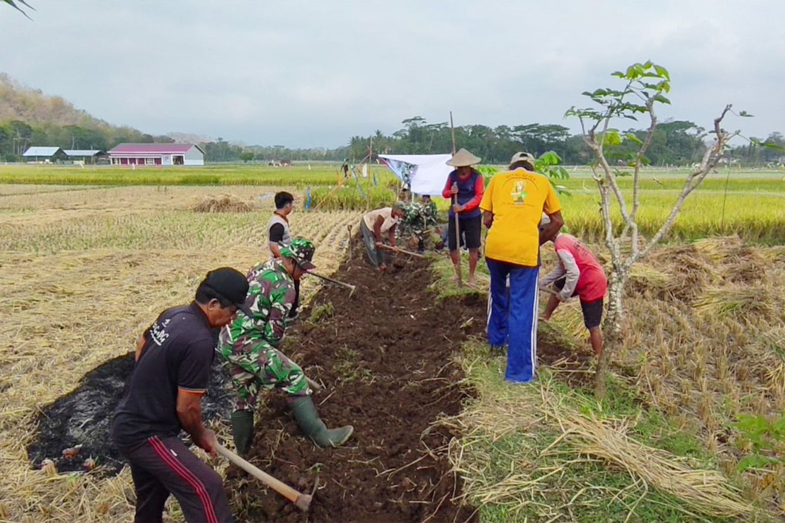 Read more about the article TNI-Polri dan Warga Gotong Royong Bersihkan Irigasi Persawahan