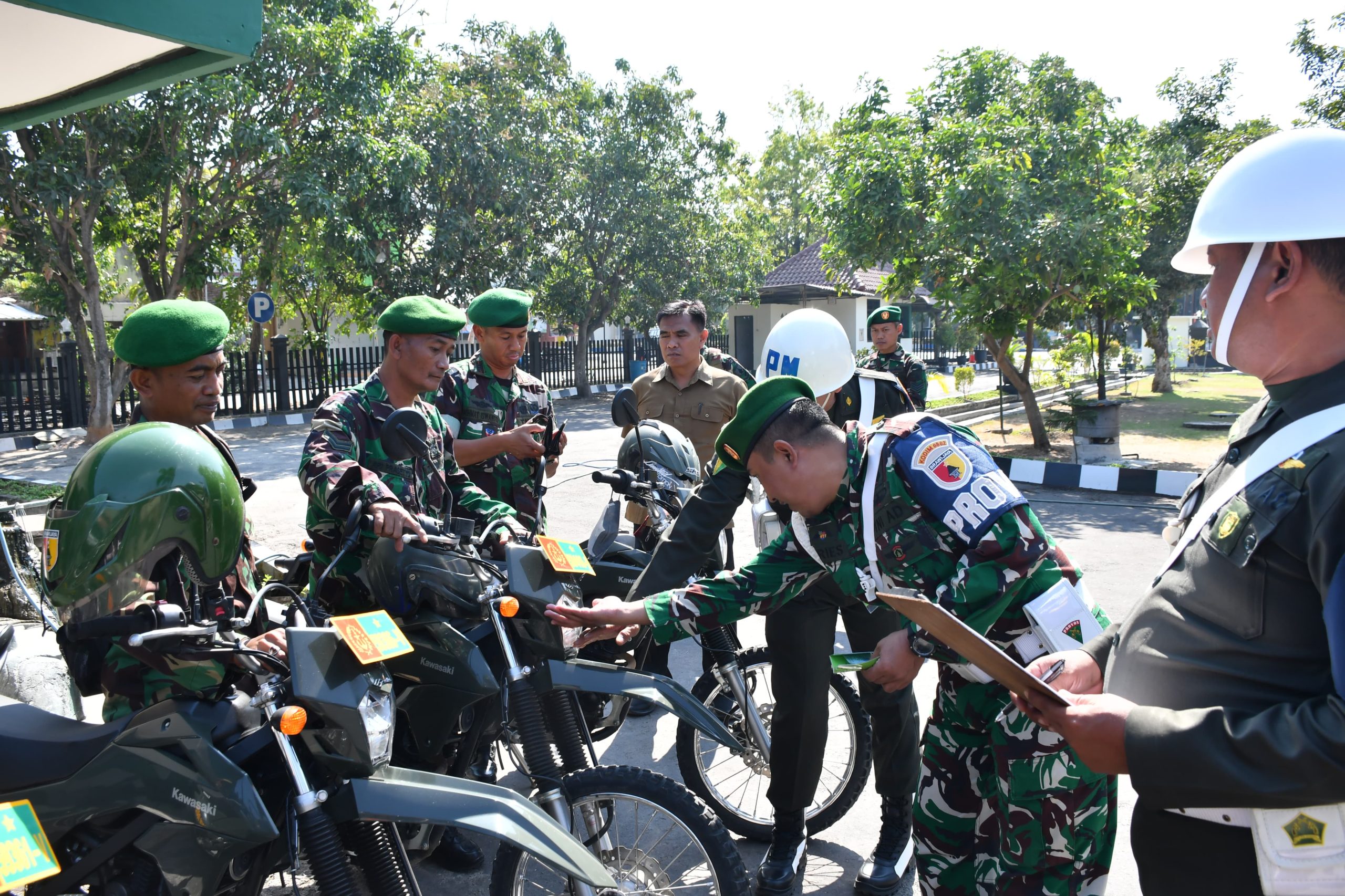 Read more about the article Tingkatkan Disiplin  Berkendara, Kendaraan Dinas Prajurit Kodim Ponorogo Diperiksa