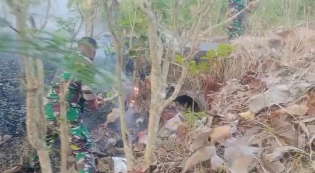 Read more about the article Koramil Tanggunggunung Gerak Cepat Padamkan Kebakaran Hutan di Desa Ngepoh