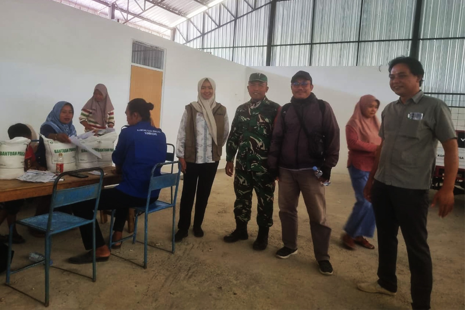 Read more about the article Babinsa Dampingi Penyaluran Beras Bulog untuk 986 Warga Karangturi