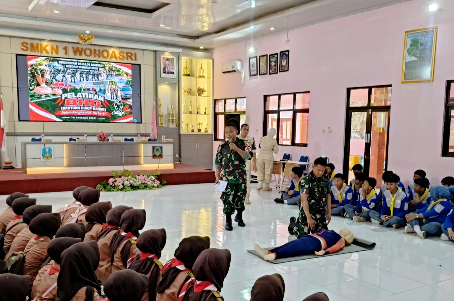 Read more about the article TNI Cetak Rekor MURI Lewat Pelatihan BHD Serentak, 150 Pelajar Madiun Terlibat