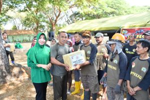 Read more about the article Peringati HUT ke 81 TNI, Kodim Ponorogo Adakan Baksos Kesehatan dan Bagi Bagi Sembako